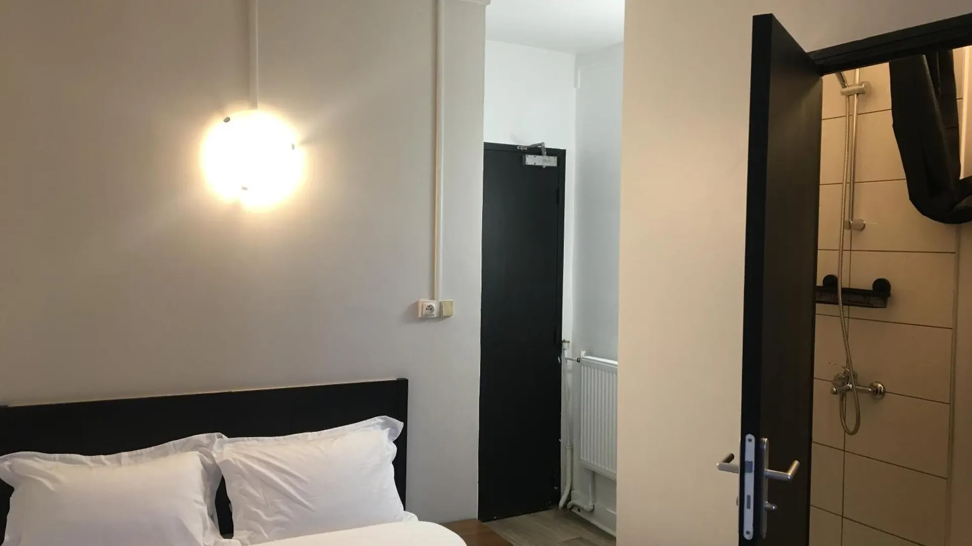 Le Saint Ouen Hotel *